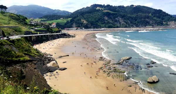 Deba inaugura la temporada oficial de playa con múltiples servicios y un acuerdo histórico con la Diputación Foral
