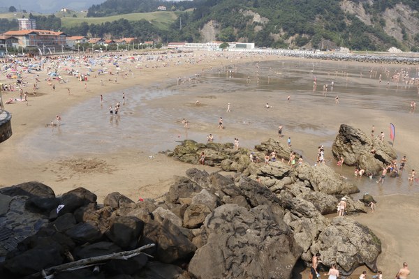 El Ayuntamiento asegura el servicio de socorristas de las playas de Deba atendiendo las demandas de trabajadoras y trabajadores