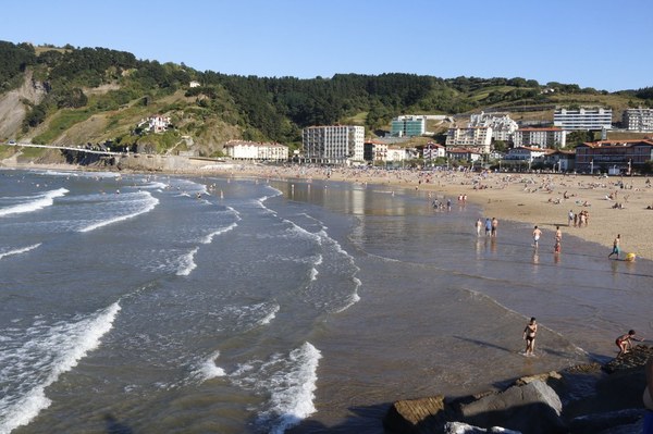 El Ayuntamiento de Deba abre el proceso de contratación de tres puestos de venta de helados en el paseo de la playa