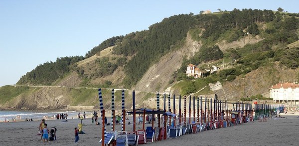 El Ayuntamiento de Deba adjudicará mediante sorteo público los toldos de la playa de Santiago