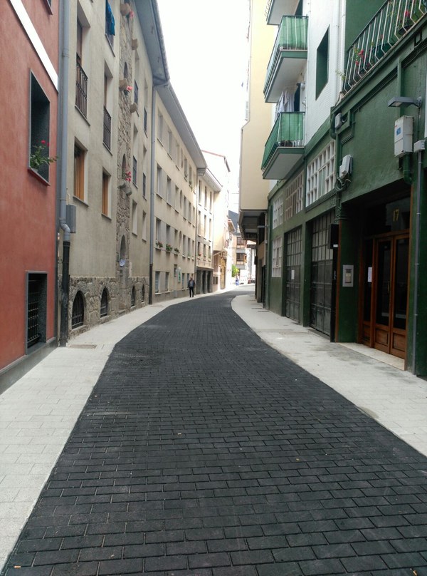 El Ayuntamiento de Deba ha puesto en marcha un sistema de control de semáforos y de acceso a la zona peatonal de la calle Astillero