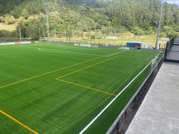 El Ayuntamiento de Deba renovará la caldera del campo de fútbol de Errotazar con una instalación de aerotermia