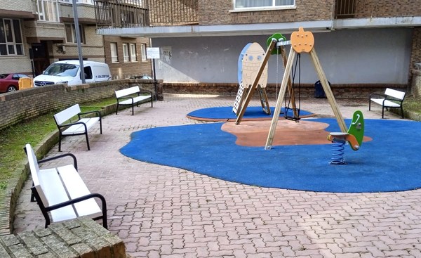 El Ayuntamiento de Deba renueva el parque infantil entre el camino de Itziar y la calle Mogel