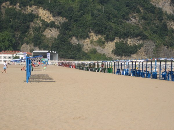 El Ayuntamiento de Deba saca a licitación el servicio de toldos, hamacas y sillas de la playa