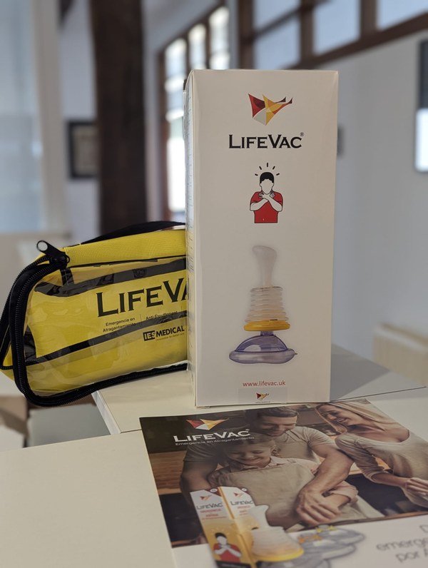El Centro de Día de Deba incorpora un innovador dispositivo para prevenir la asfixia en personas mayores