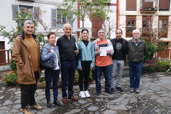 El hernaniarra Iñigo Legorburu y Rafa Bravo, de Deba, ganan los primeros premios del concurso literario 'Deba en 100 palabras' de este año