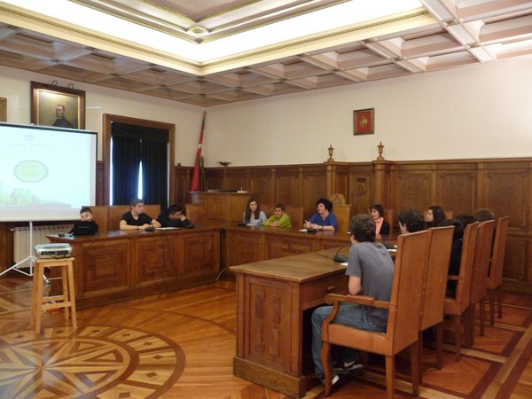 El pleno del Ayuntamiento ha aprobado una cesión de terreno para mejorar el acceso a Itziar