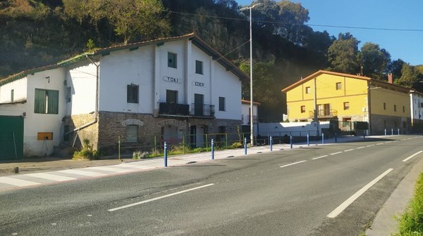 Hoy se reanuda la reforma de la acera en el barrio de Artzabal