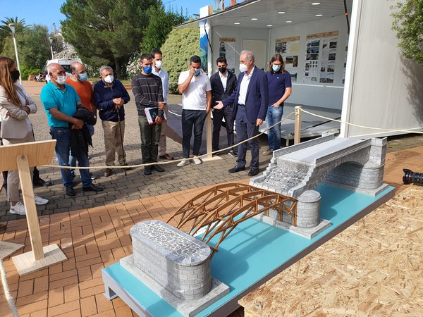 Inaugurada la exposición de la reconstrucción del puente de Deba 