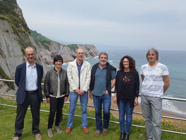 Jornada de limpieza voluntaria de la costa de Geoparkea, en el marco de la Semana de los Geoparques Europeos