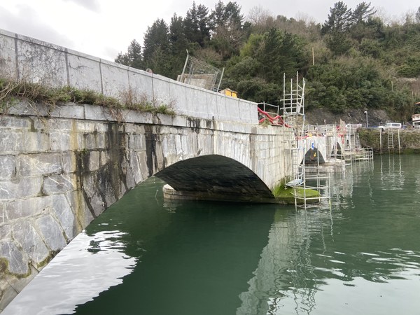 Las obras del puente peatonal que une Deba y Mutriku están en fase de finalización
