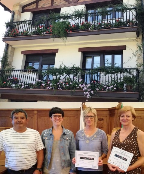Los Ayuntamientos de Deba, Eibar, Elgoibar y Ermua entregan los premios de los concursos de embellecimiento de balcones y ventanas