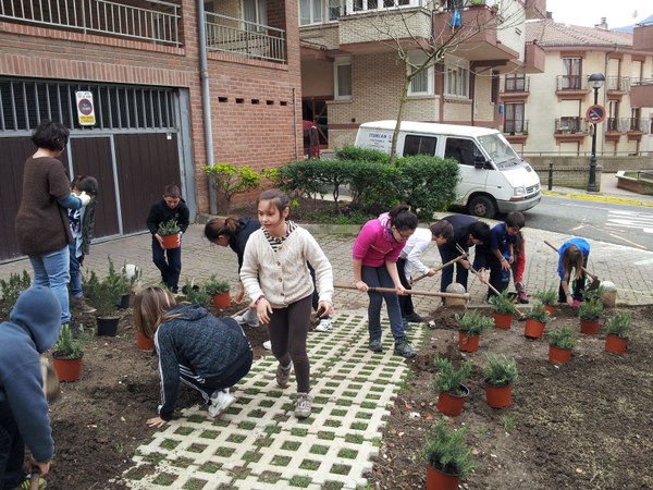 Este  viernes, los escolares de Luzaro y el Ayto. han celebrado el  Día del árbol, ornamentando la zona de la compostera de Itziar bidea con plantas. 