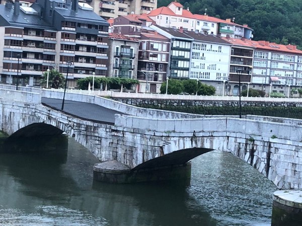 PARTE DEL PUENTE DE DEBA-MUTRIKU CEDE TRAS EL HUNDIMIENTO DE UN PILAR