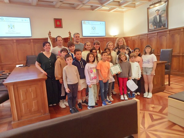 Debako haur eta gazteekin hartu-emanean aritu da aste honetan Debako Udala