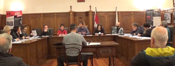 Hilerriko obrekin jarraitzea erabaki du Debako osoko bilkurak