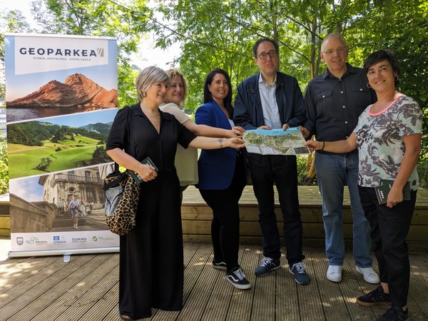 Mugikortasuneko, Turismoko eta Lurralde Antolaketako Departamentuak, Eusko Jaurlaritzako Turismo, Merkataritza eta Kontsumo Sailak eta Euskal Kostaldeko Geoparkeak "Geoparkeko Bira" baliabide turistiko berria aurkeztu dute
